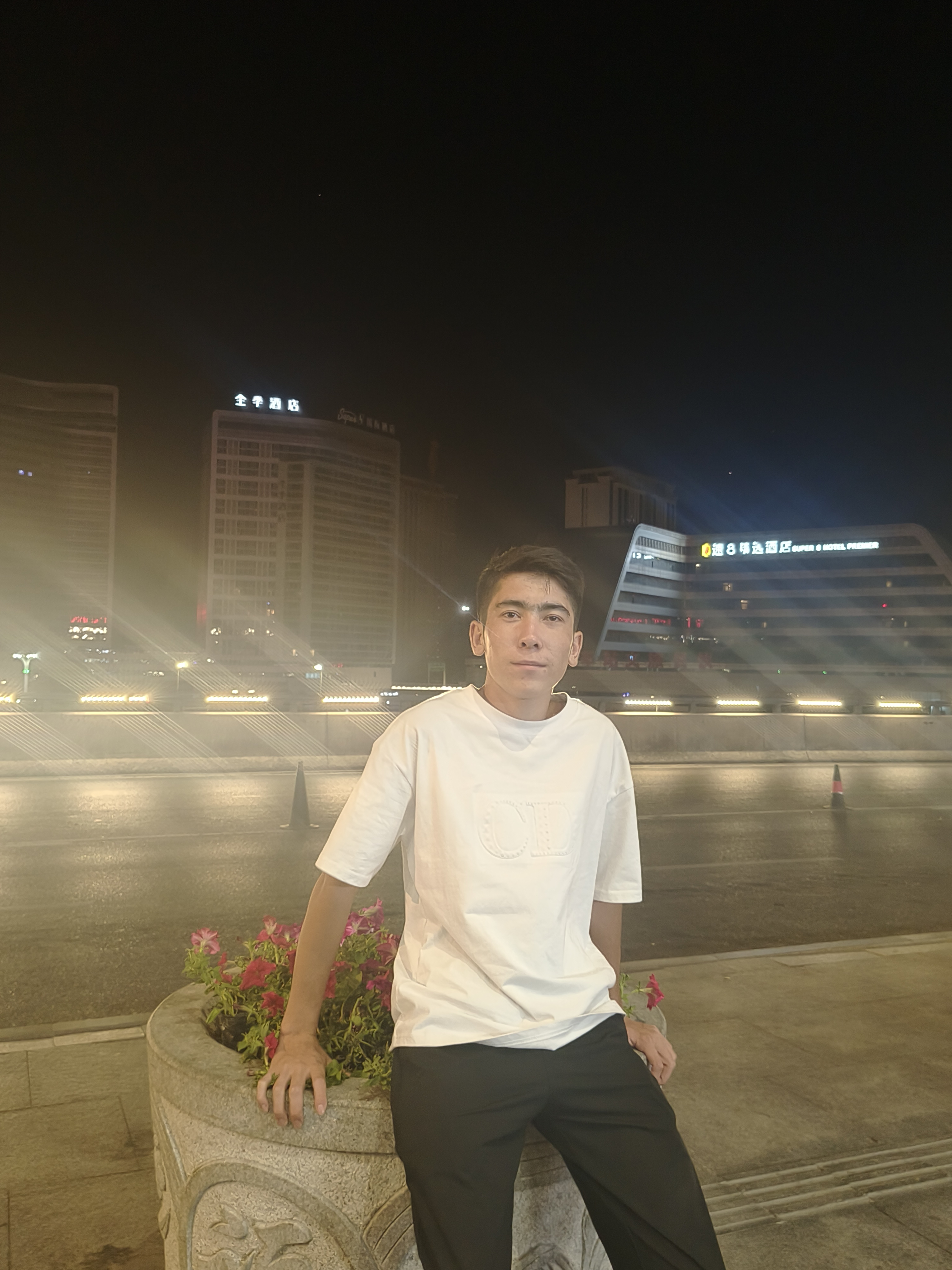 https://assets.gongji58.com/2025-04-11/2059939-gewu42o02h1744386528.jpg