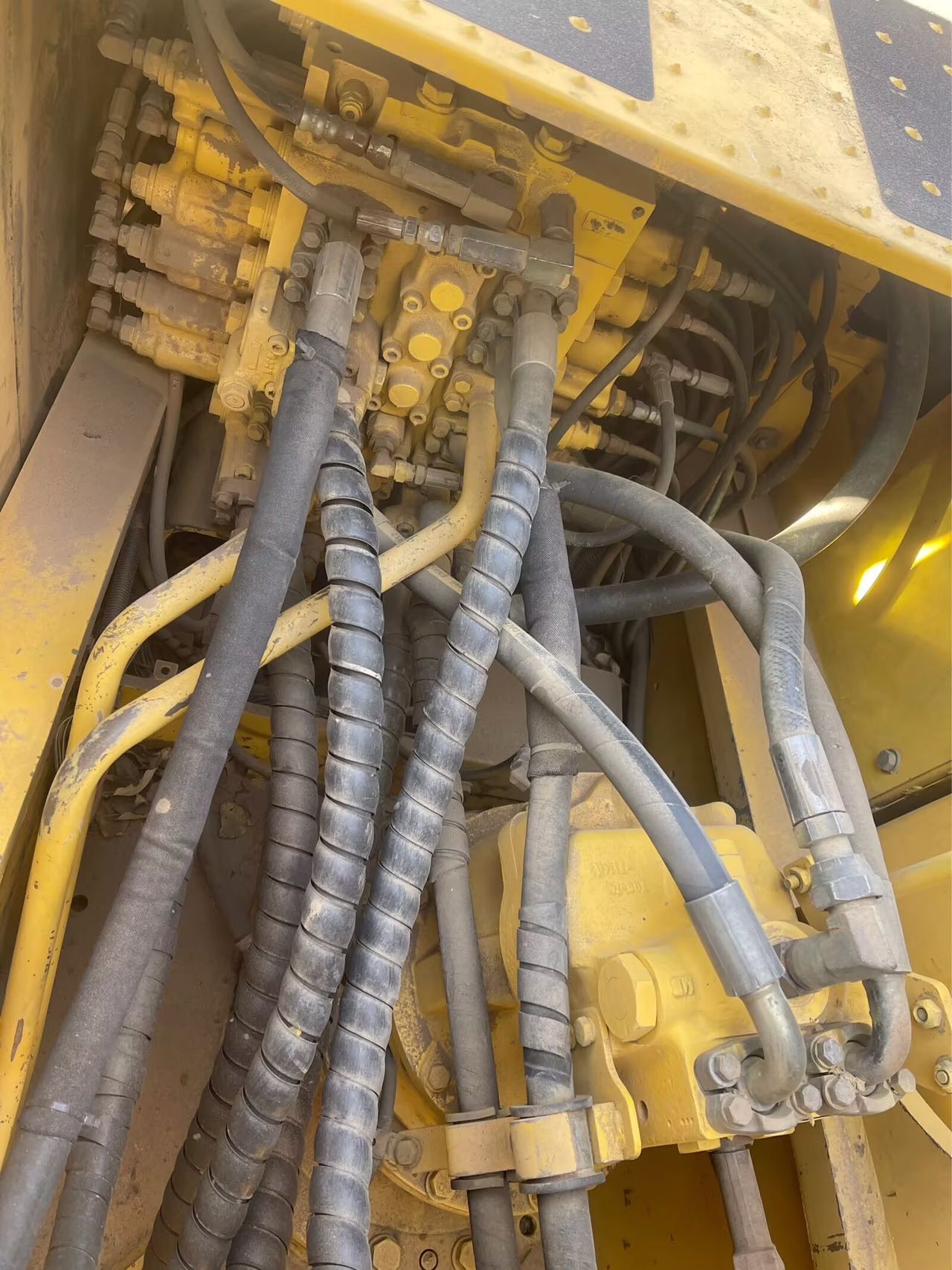 Used Komatsu PC220LC-8 Excavator 2015 Model / 8