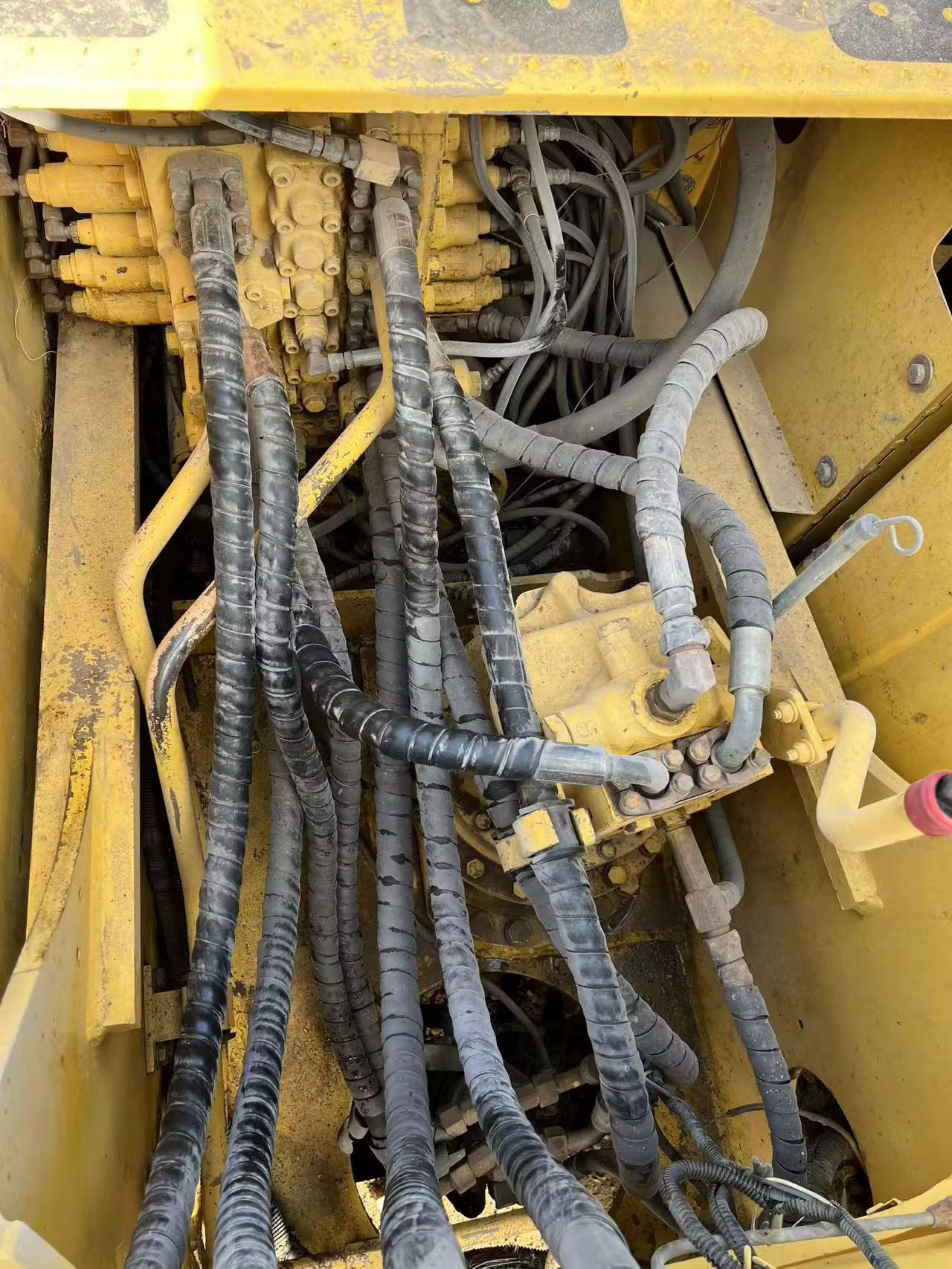 Used Komatsu PC200-8 Excavator 2015 Model / 8