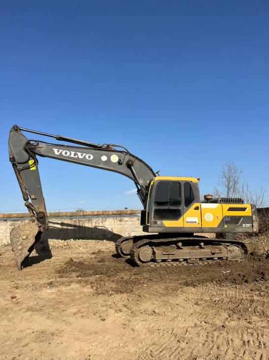 Buy Volvo EC200D Used Excavator / 1