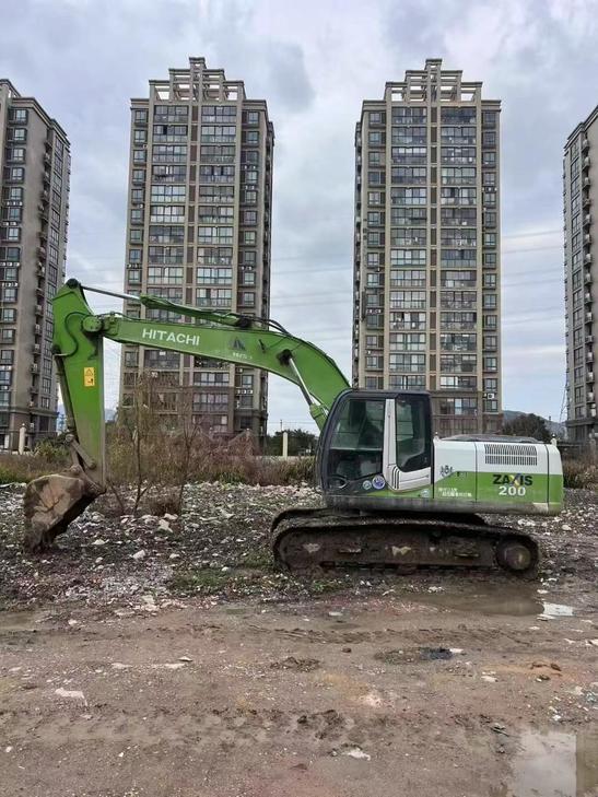 Buy Hitachi ZAXIS200 Used Excavator / 1