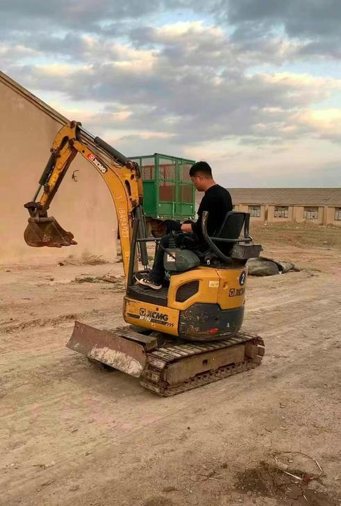 Buy XCMG XE15U Used Excavator / 1