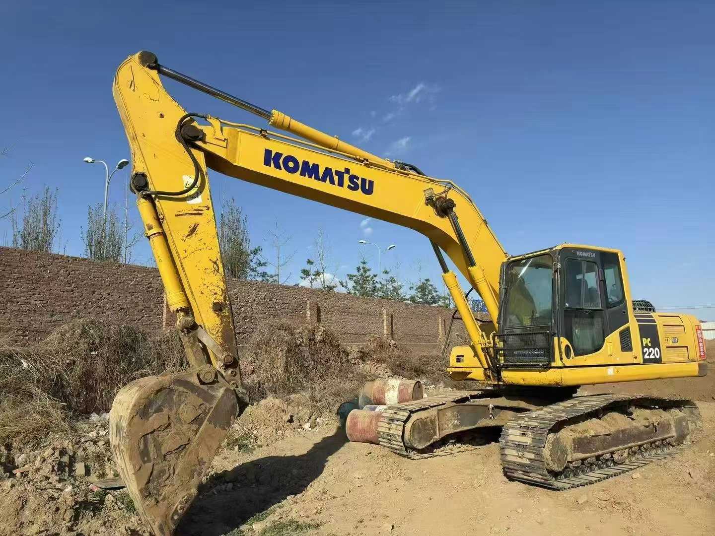 Buy Komatsu PC220 Used Excavator / 1