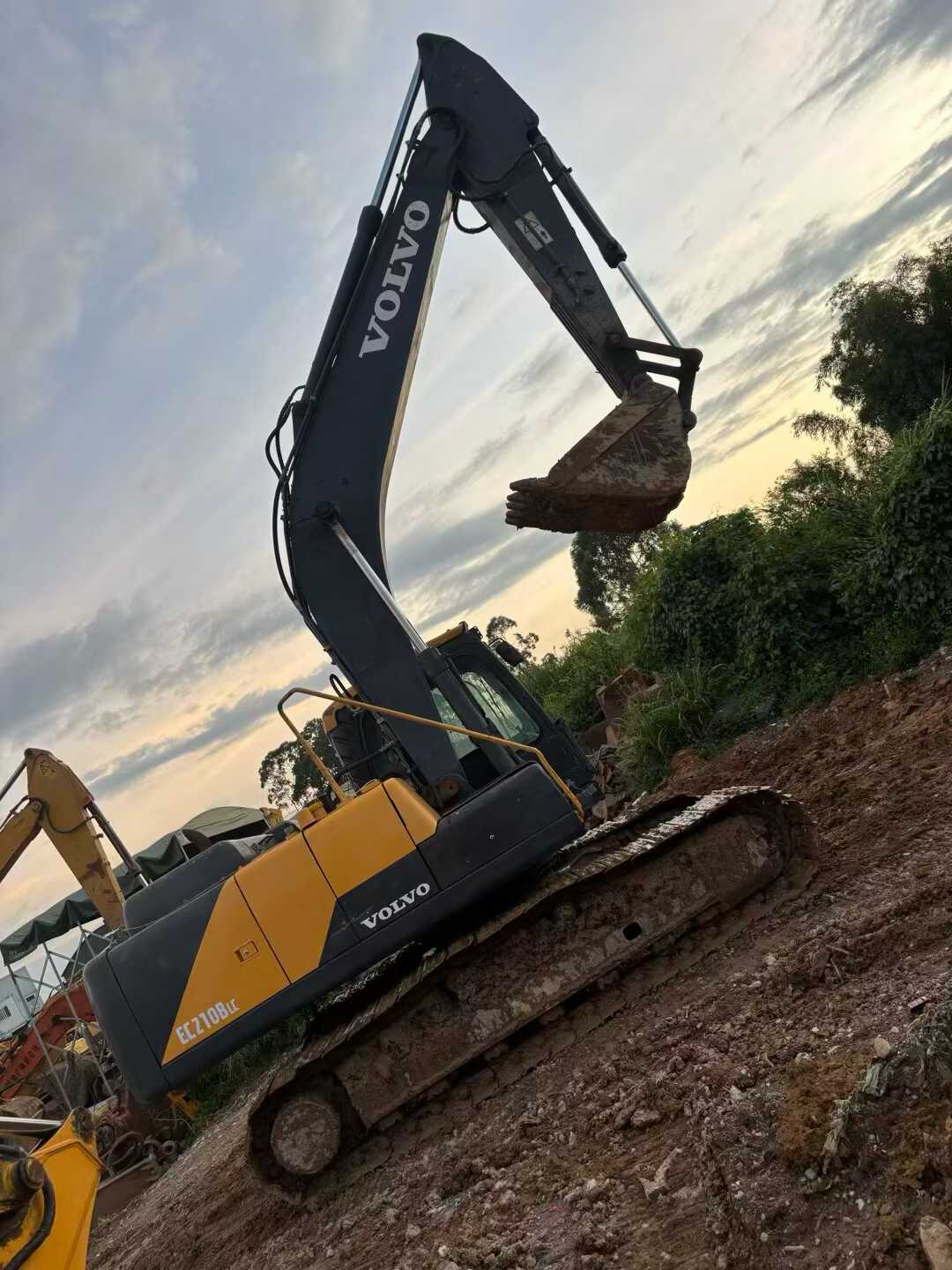 Used Volvo EW210C Excavator 2016 Model / 3
