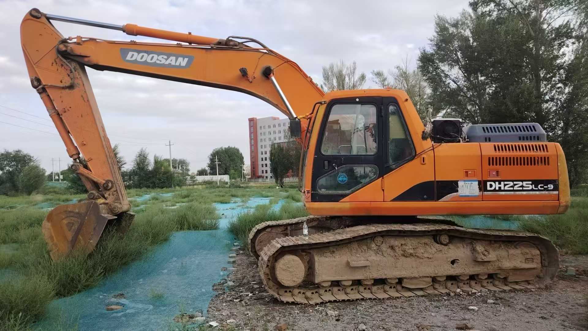 Used Doosan S225 Excavator 2011 Model / 4