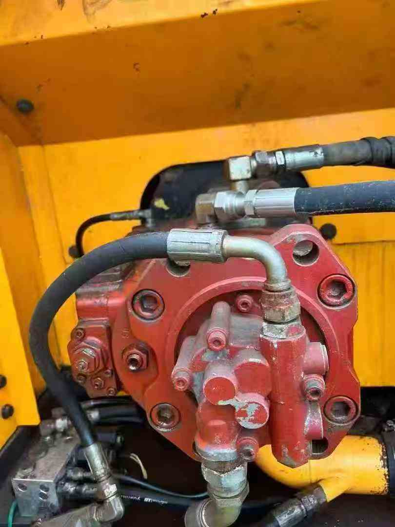 Used Hyundai R215-7 Excavator 2011 Model / 4