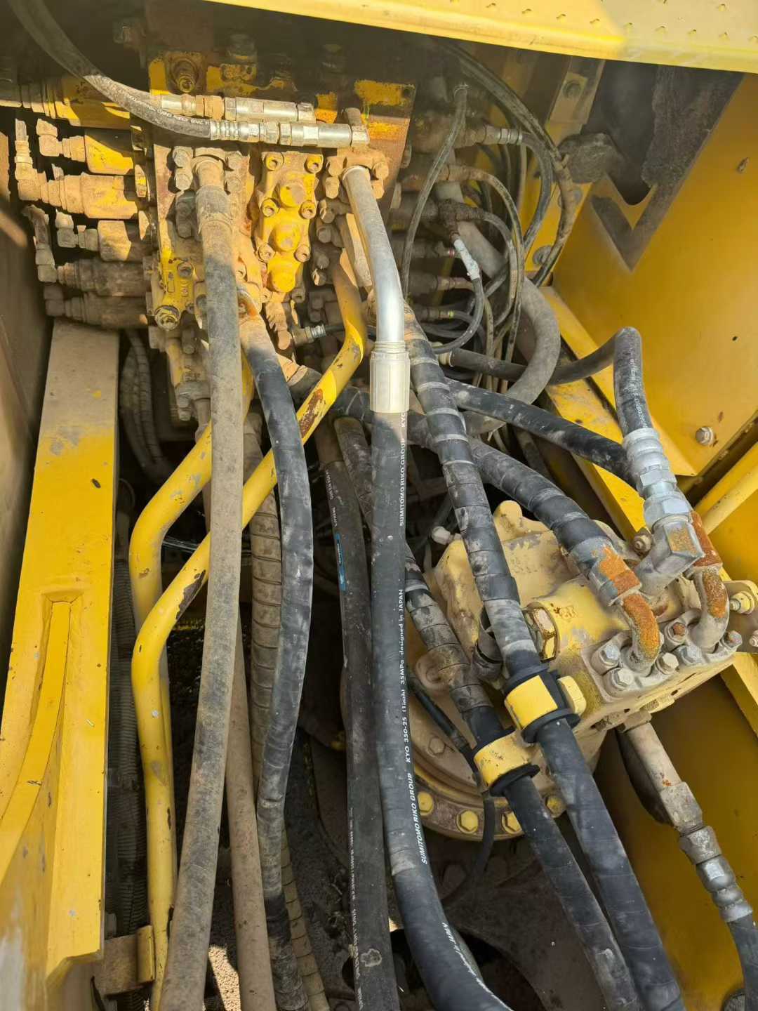 Used Komatsu PC200 Excavator 2014 Model / 6