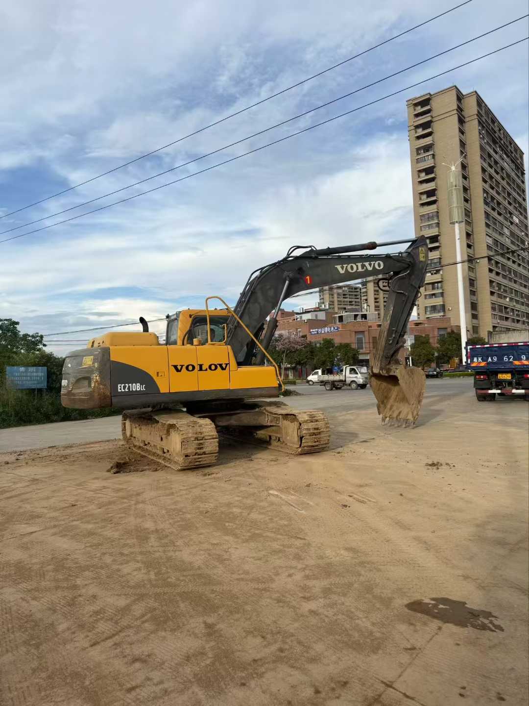 Used Volvo EW210C Excavator 2016 Model / 3