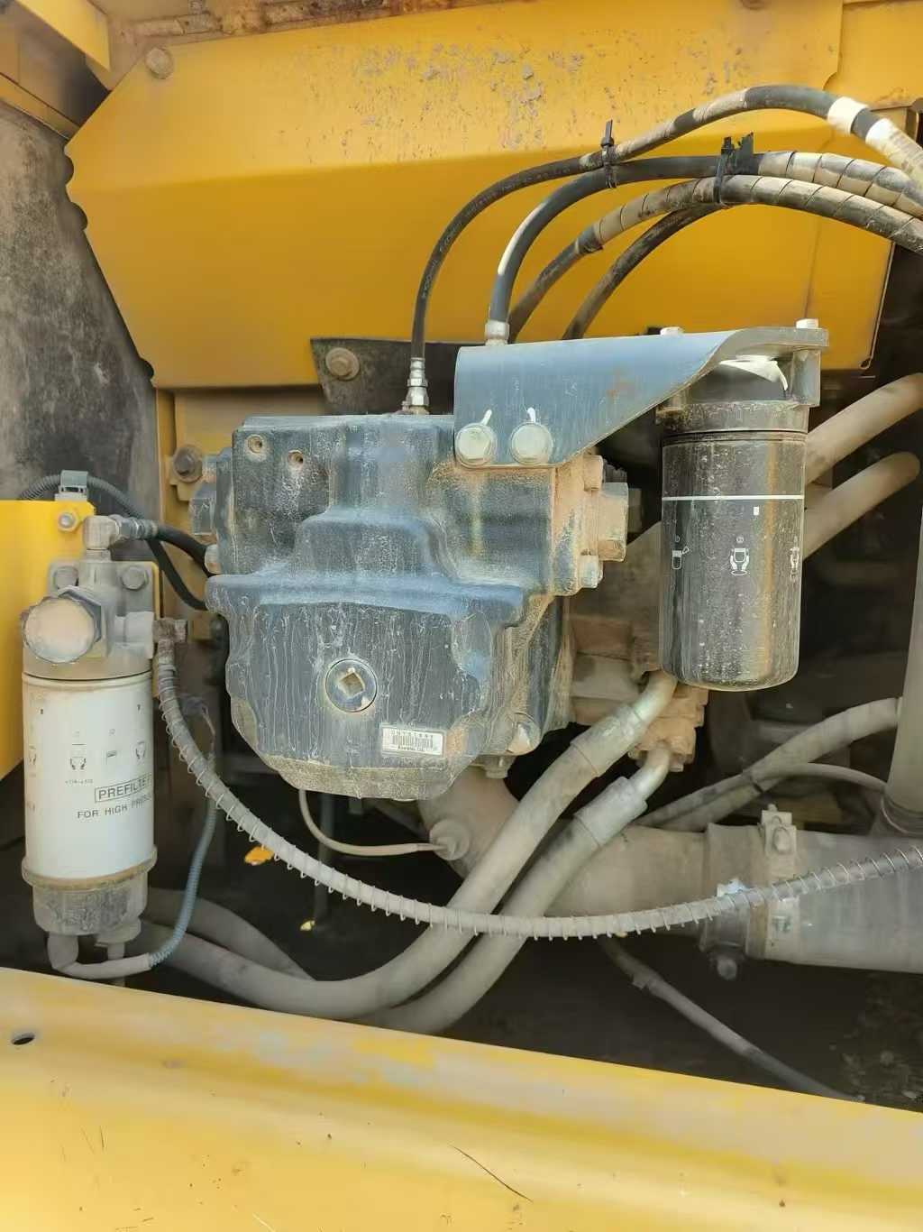 Used Komatsu PC220 Excavator 2012 Model / 3