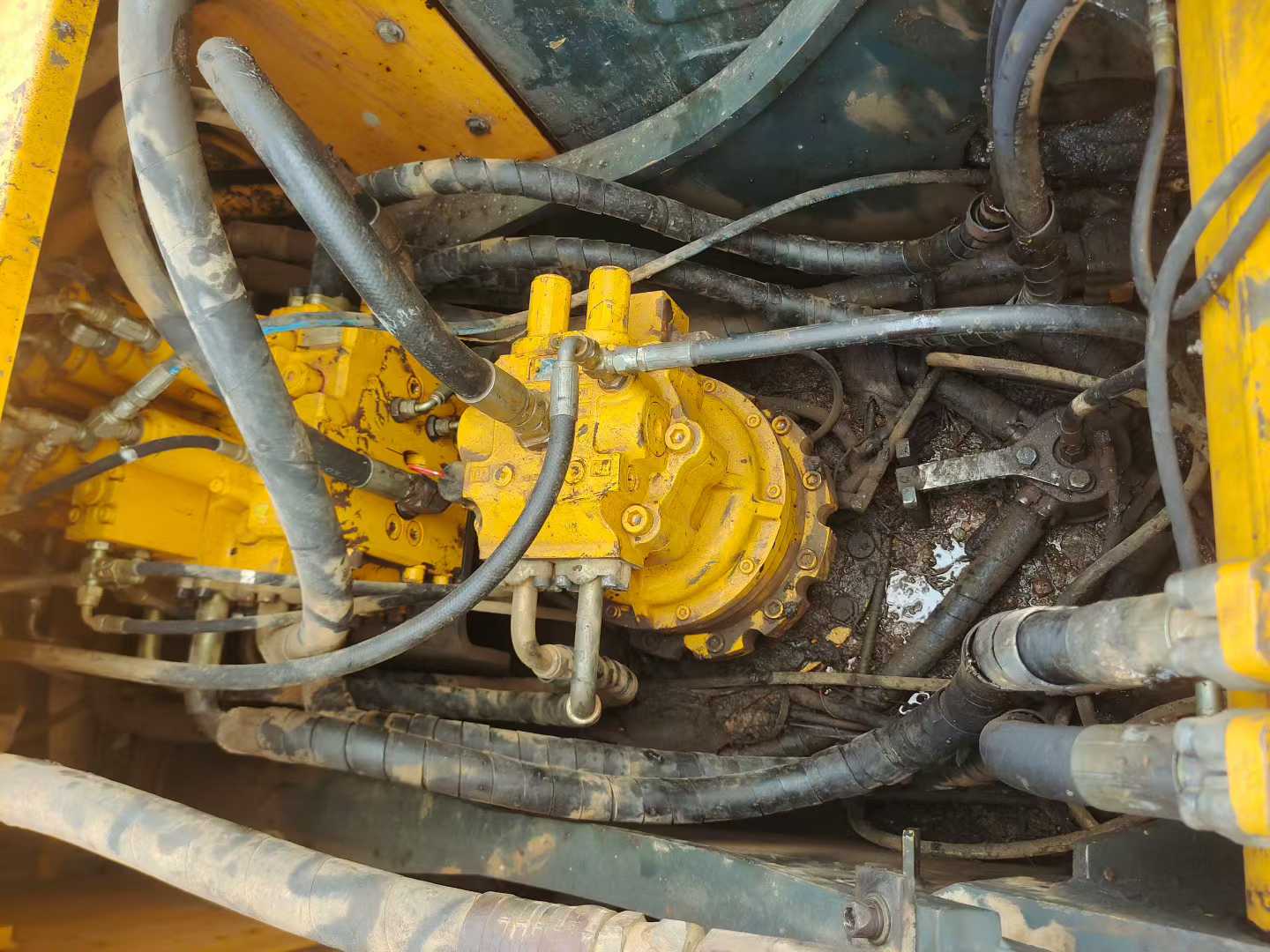 Used Hyundai R215VS Excavator 2018 Model / 4