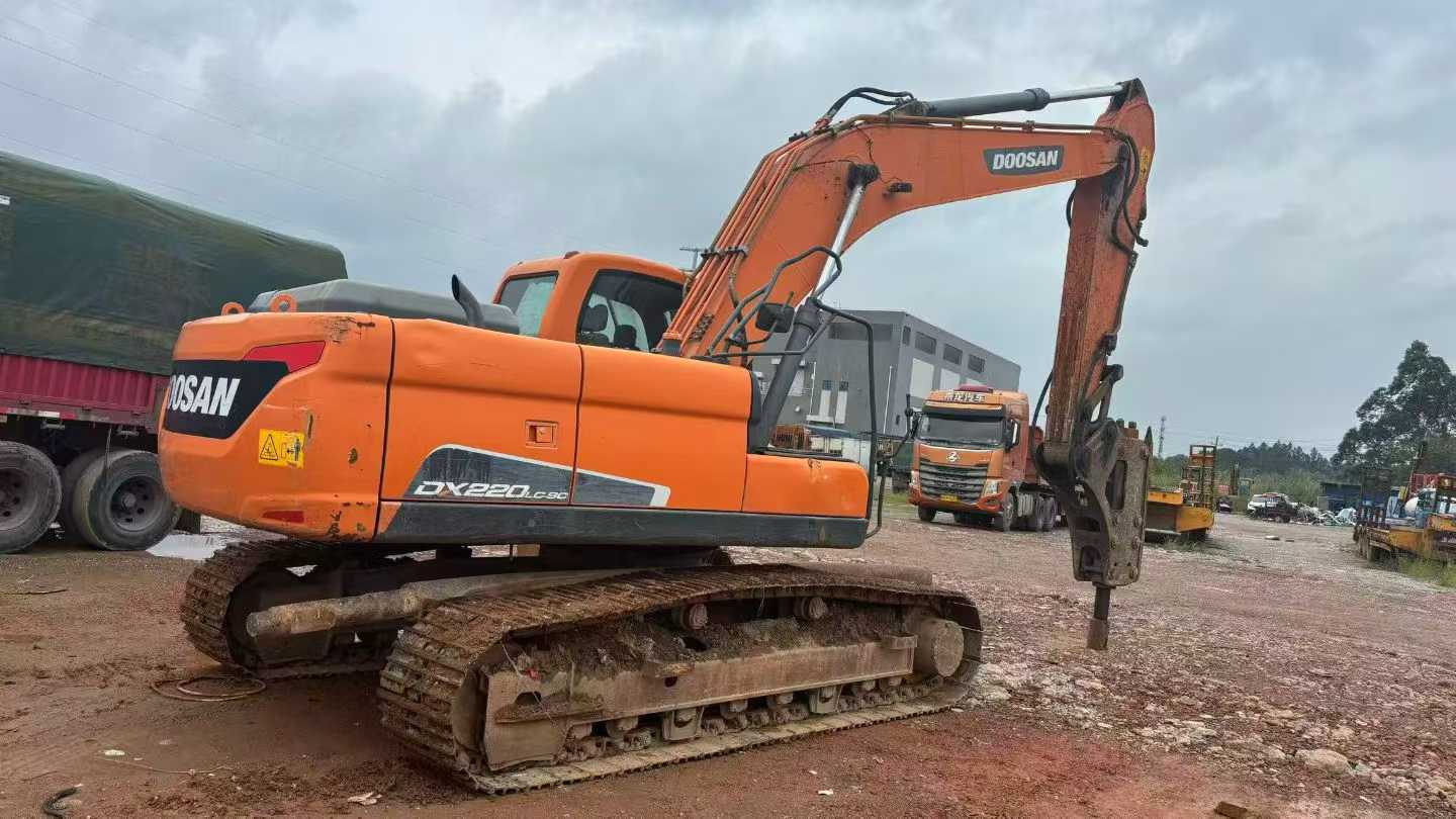 Used Doosan DL300 Excavator 2020 Model / 3