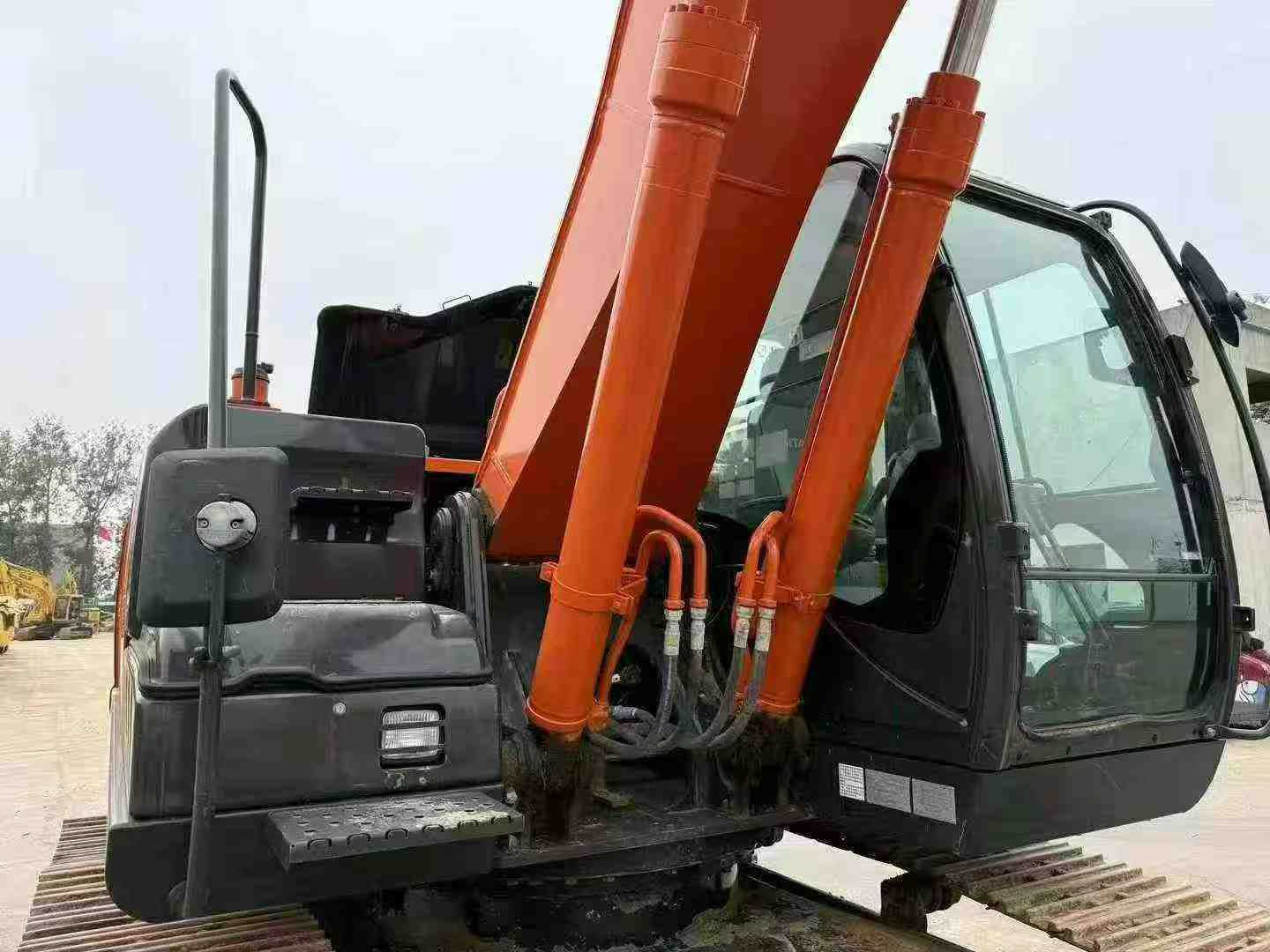 Used Hitachi ZAXIS200 Excavator 2022 Model / 4
