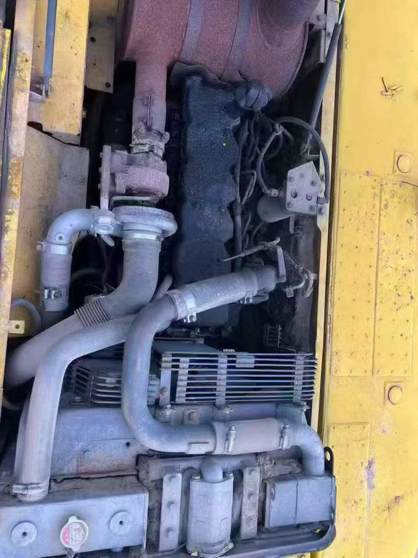 Used Komatsu PC220-8 Excavator 2010 Model / 4