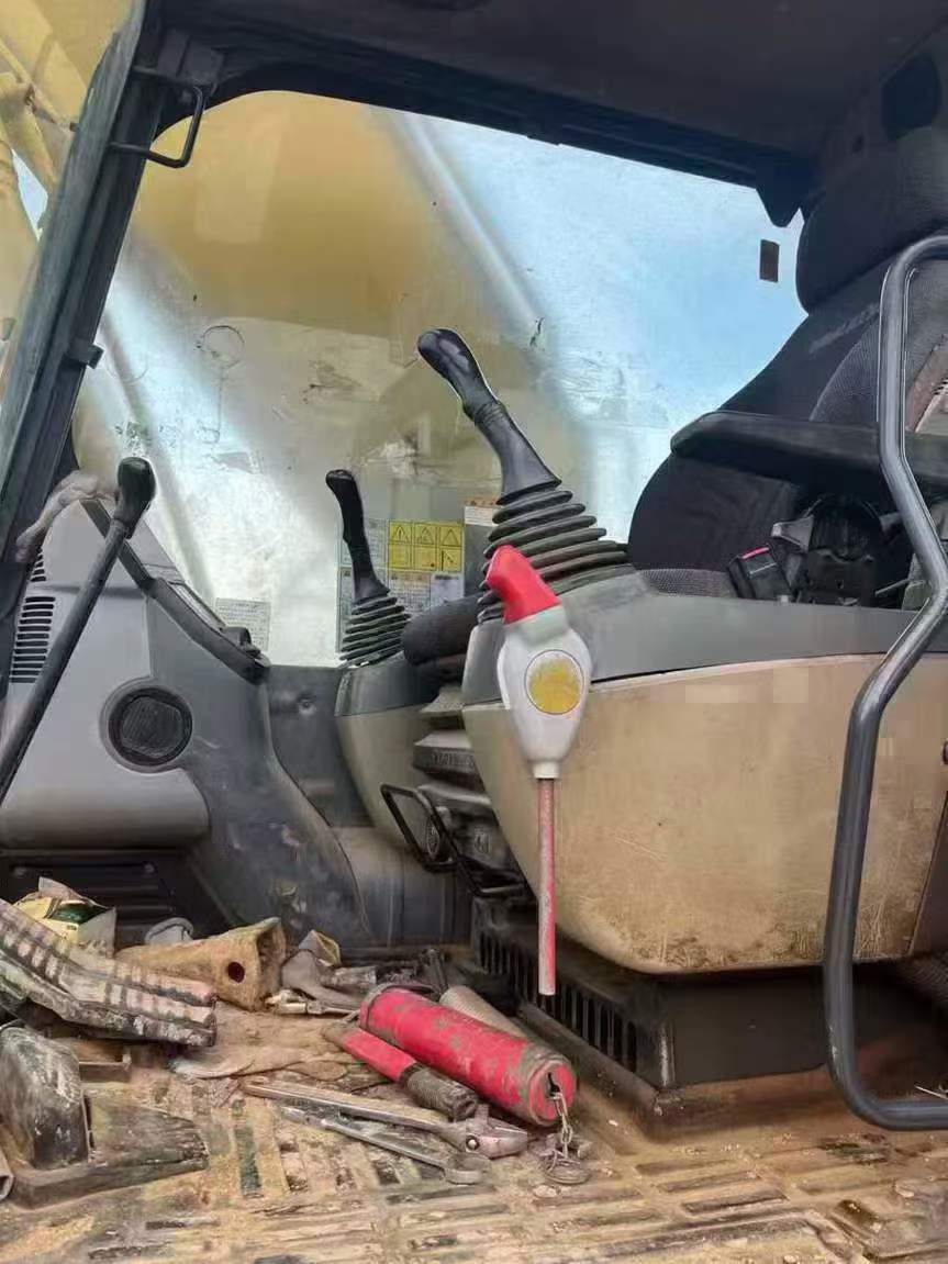 Used Komatsu PC220-8 Excavator 2010 Model / 2