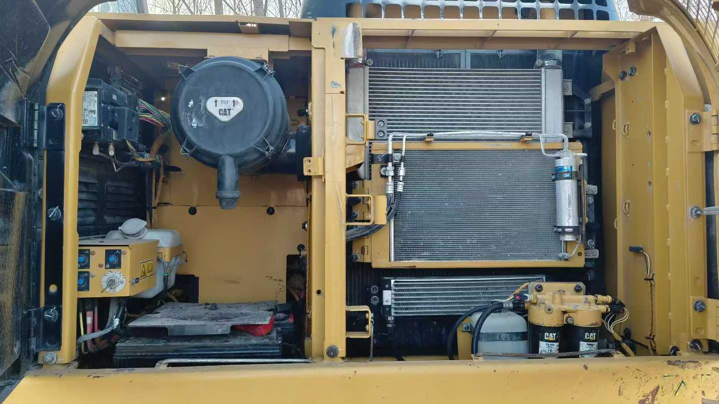 Used Caterpillar 323D2L Excavator 2014 Model / 9