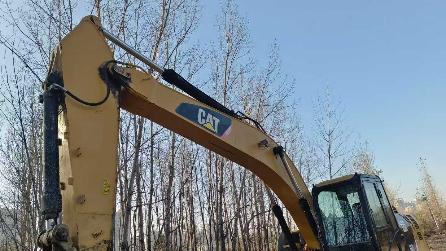 Used Caterpillar 323D2L Excavator 2014 Model / 4