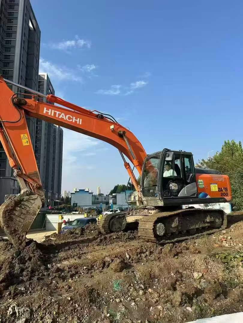 Buy Hitachi ZAXIS200 Used Excavator / 1