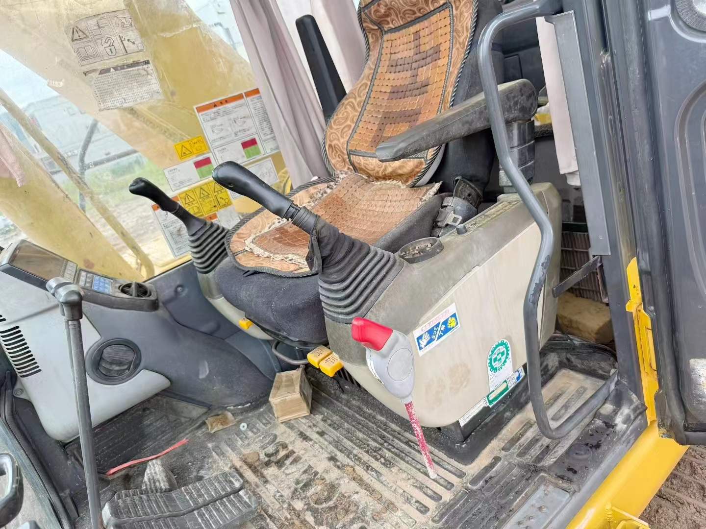 Used Komatsu PC220-8 Excavator 2016 Model / 8