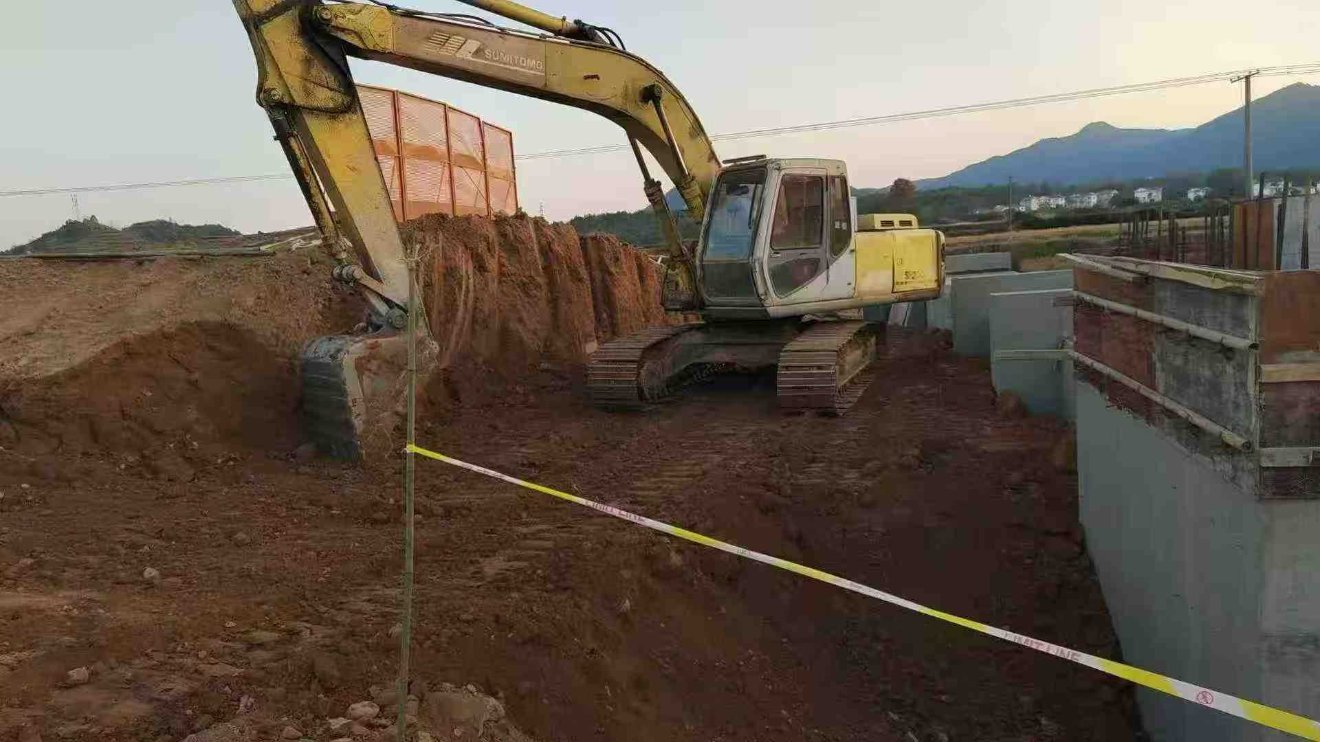 Buy Sumitomo SH200C2 Used Excavator / 1