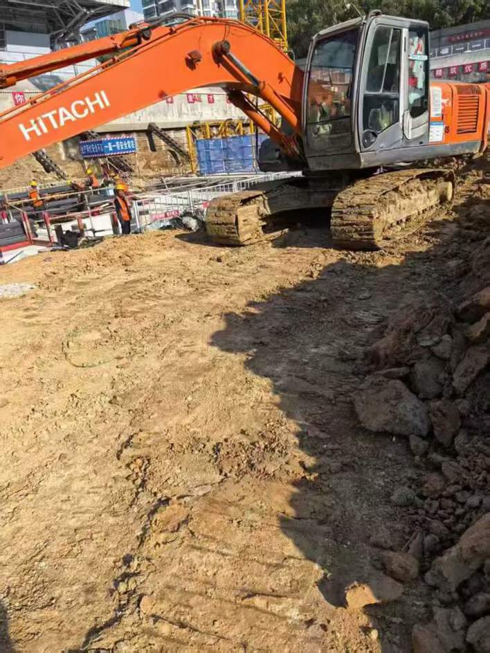 Used Hitachi ZAXIS200 Excavator 2010 Model / 4