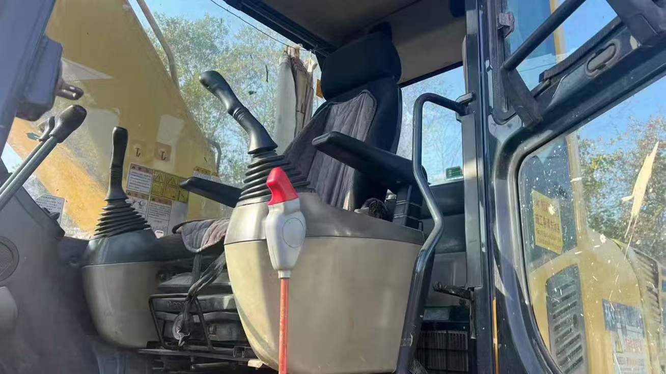 Used Komatsu PC200-8 Excavator 2010 Model / 9