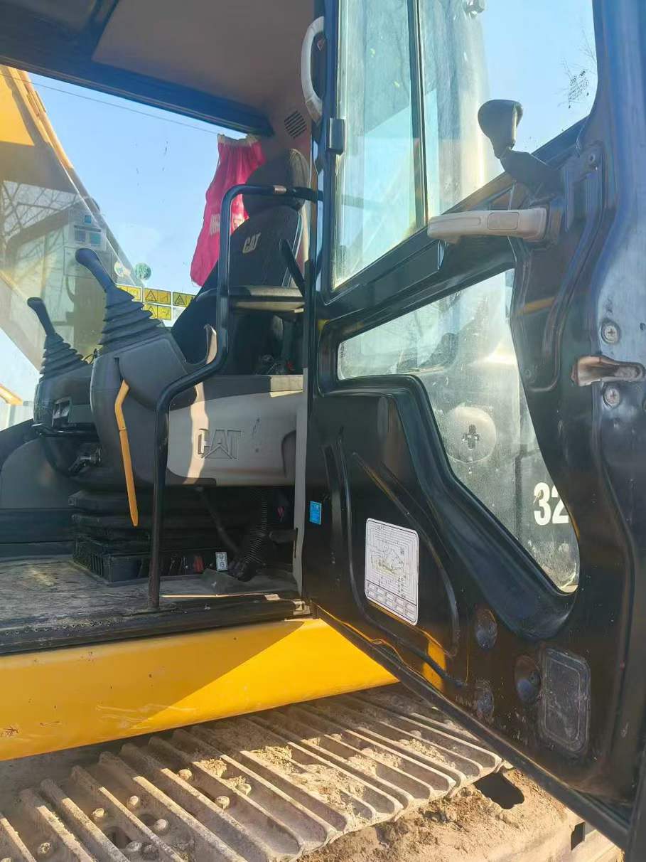 Used Caterpillar 323D2L Excavator 2017 Model / 8