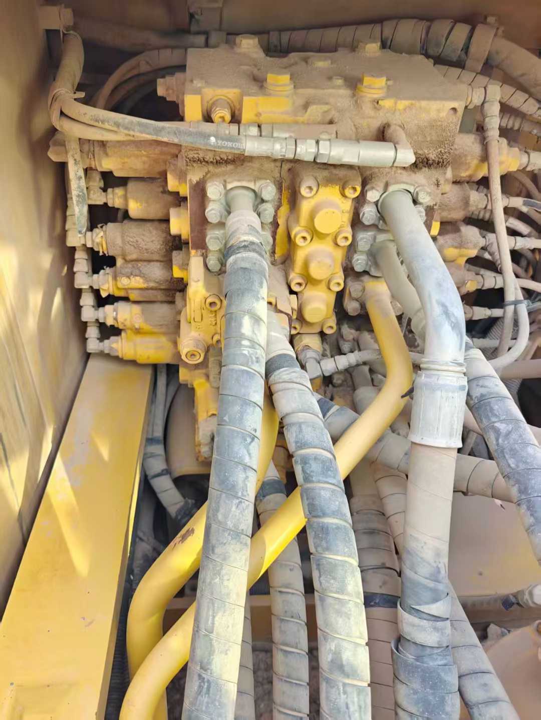 Used Komatsu PC220 Excavator 2014 Model / 3