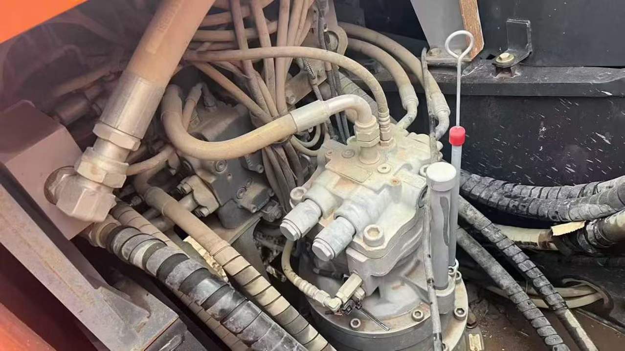 Used Hitachi ZX200-5A Excavator 2021 Model / 7