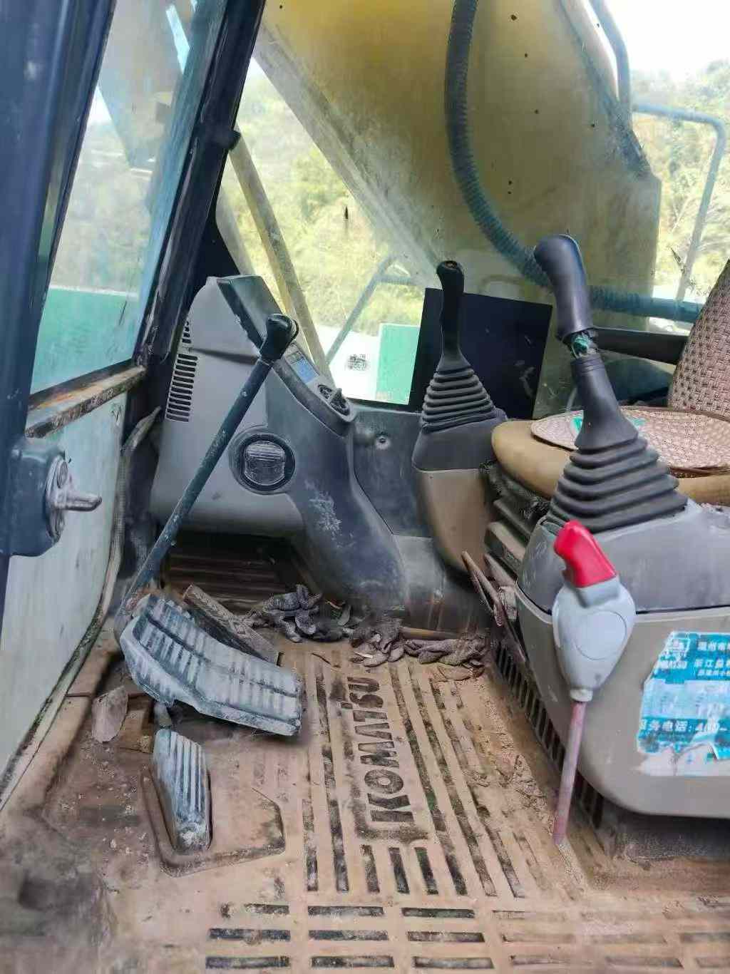 Used Komatsu PC220-8 Excavator 2016 Model / 3