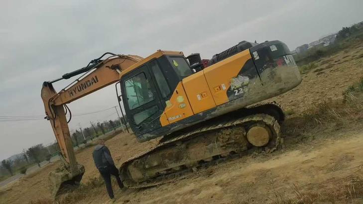 Buy Hyundai R215VS Used Excavator / 1