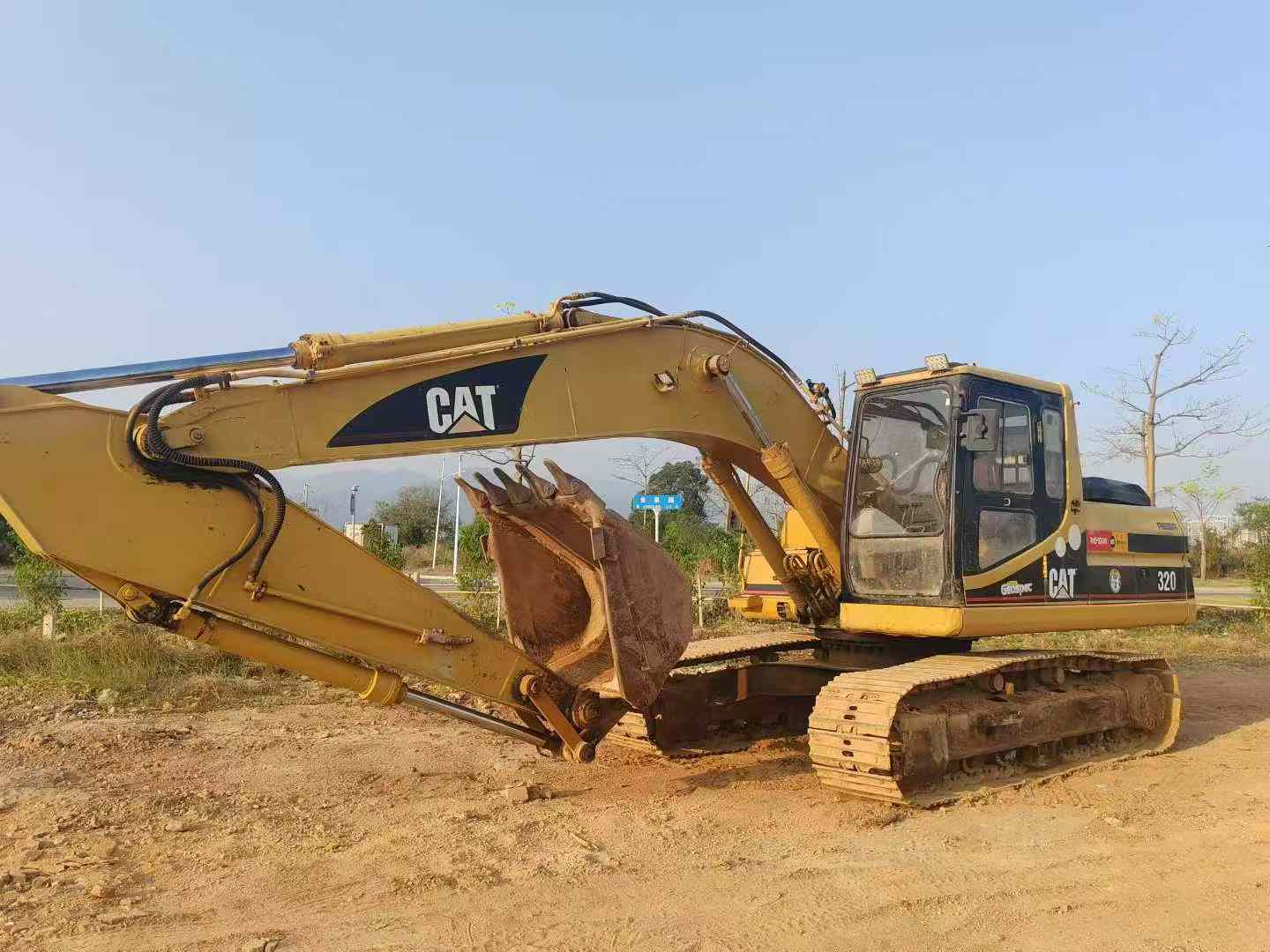 Buy Caterpillar 320V2 Used Excavator / 1