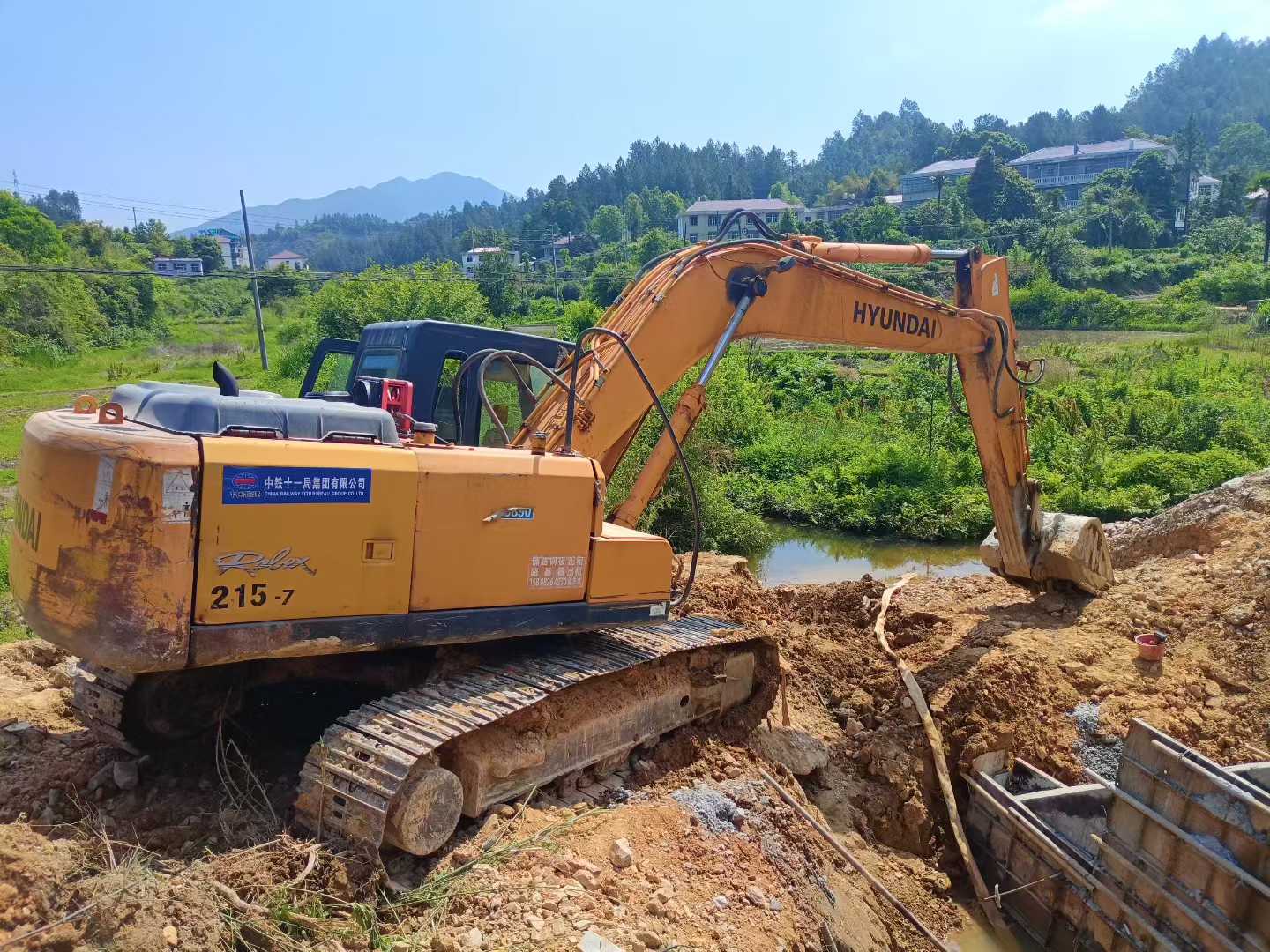 Buy Hyundai R215VSN Used Excavator / 8 Used Hyundai R215VSN Excavator 2014 Model / 8