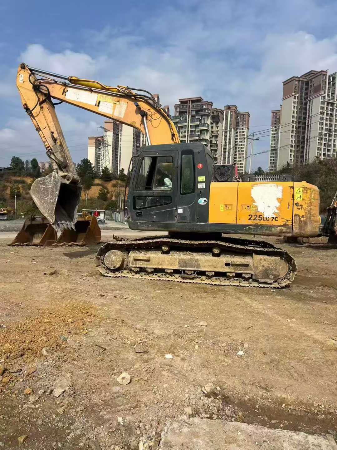Buy Hyundai R215VSN Used Excavator / 2 Used Hyundai R215VSN Excavator 2014 Model / 2