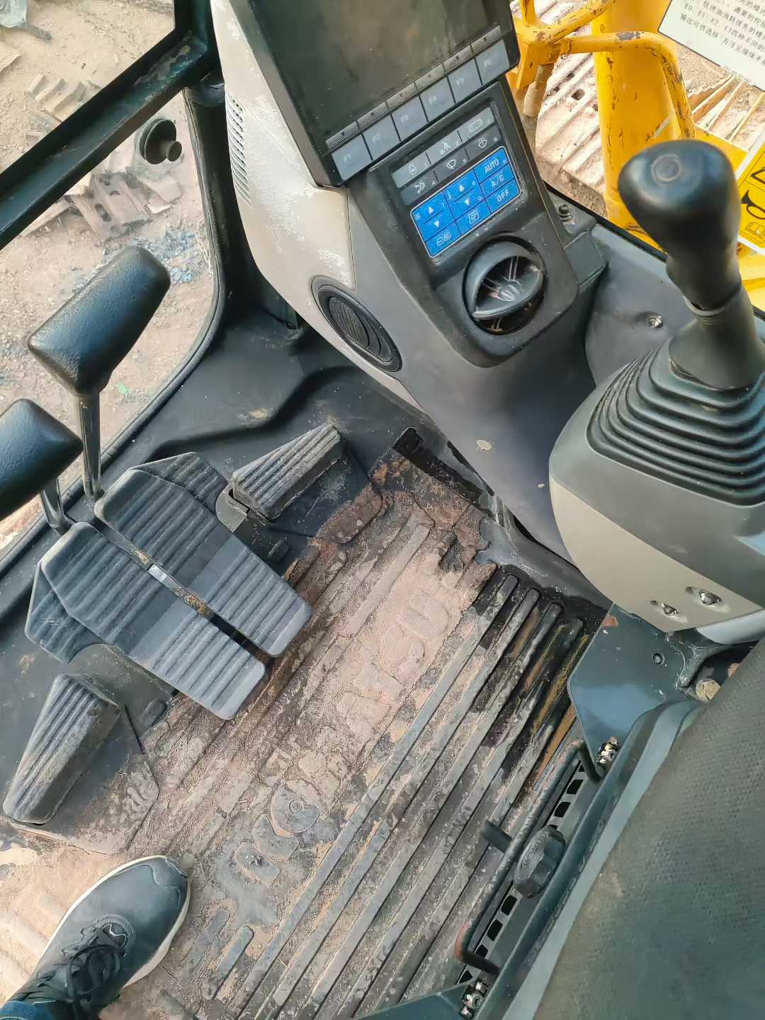 Used Komatsu PC130-8 Excavator 2017 Model / 3