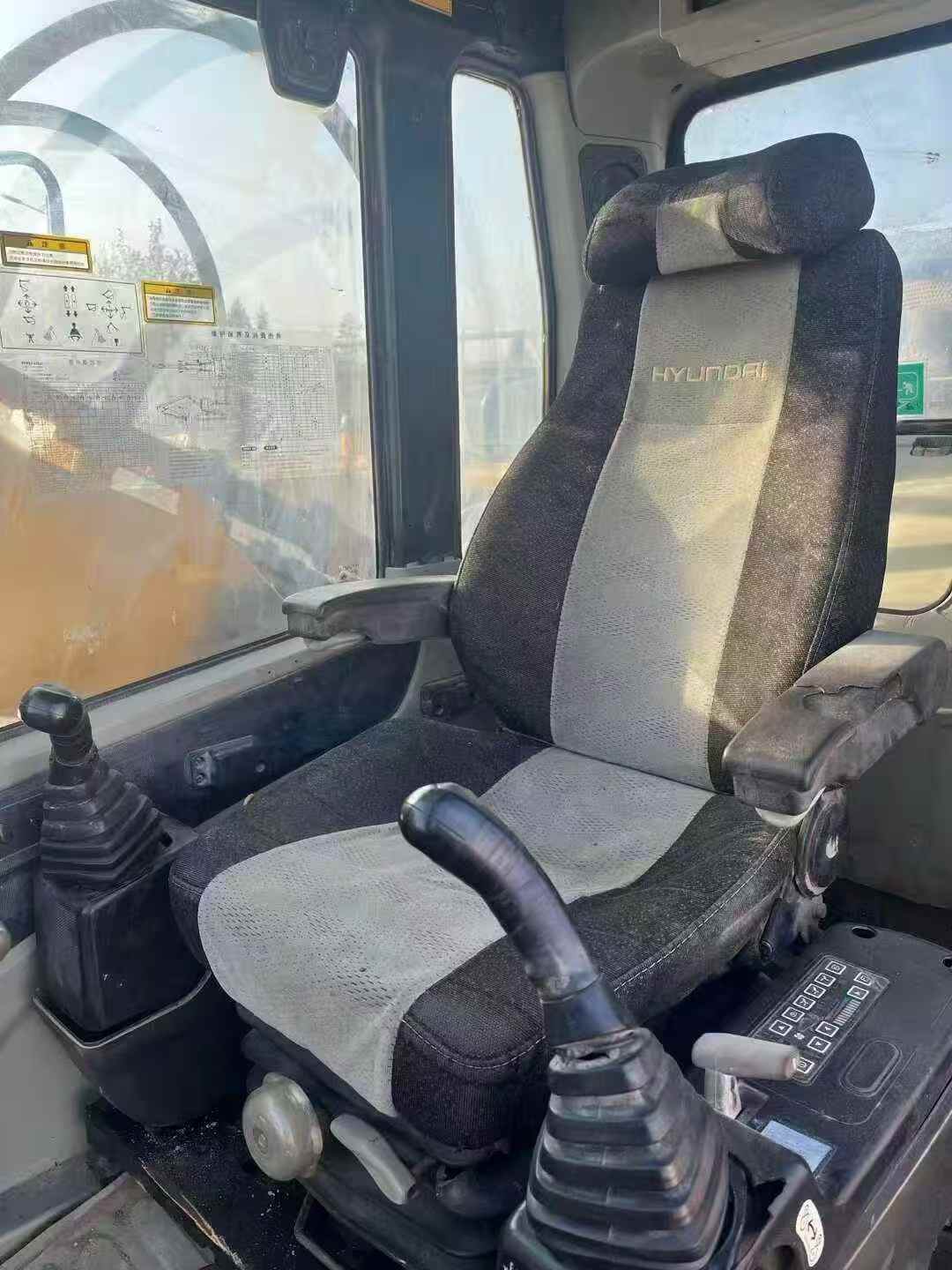 Used Hyundai R225LC-7S Excavator 2013 Model / 4