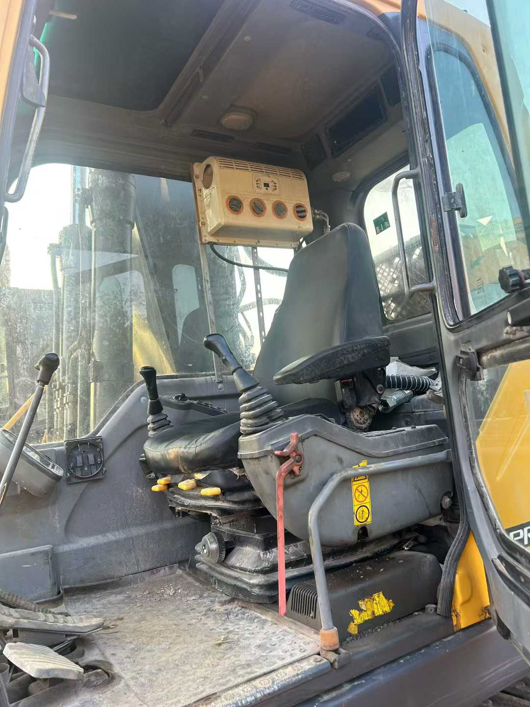 Used Volvo EW210C Excavator 2013 Model / 4