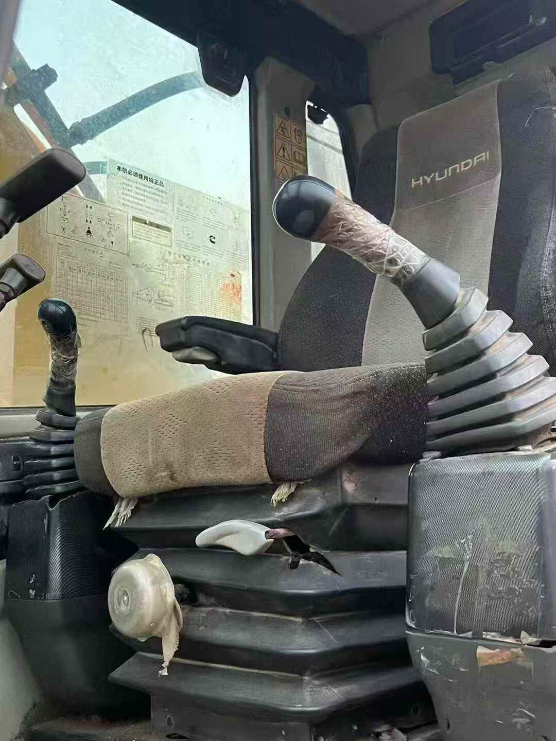 Used Hyundai R225LC-7S Excavator 2010 Model / 4