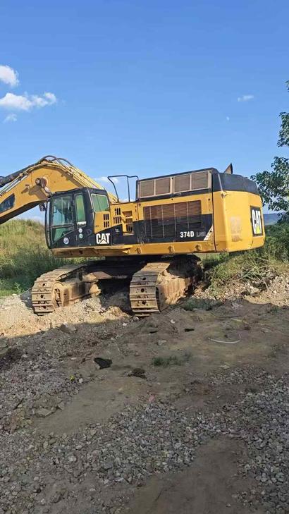 Buy Caterpillar 374F Used Excavator / 1
