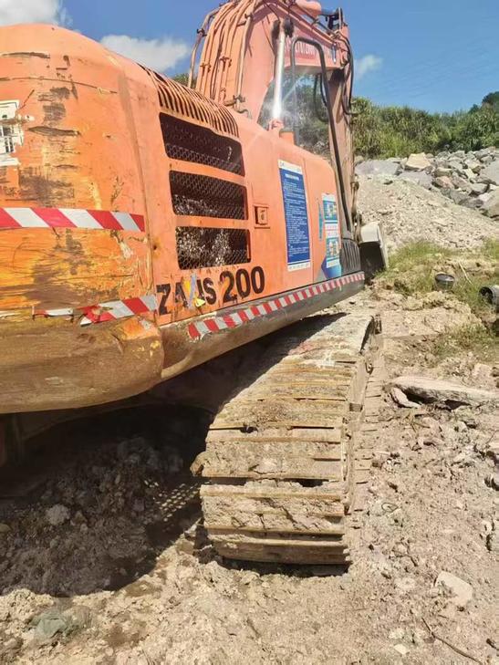 Buy Hitachi ZAXIS200 Used Excavator / 1