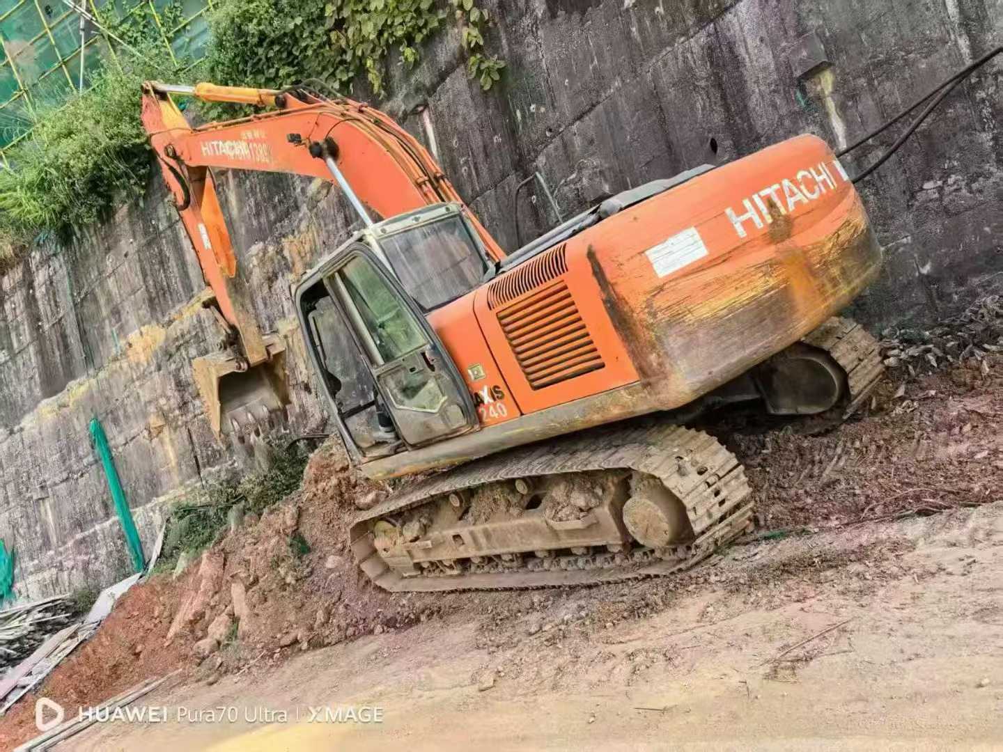 Buy Hitachi ZAXIS200 Used Excavator / 1