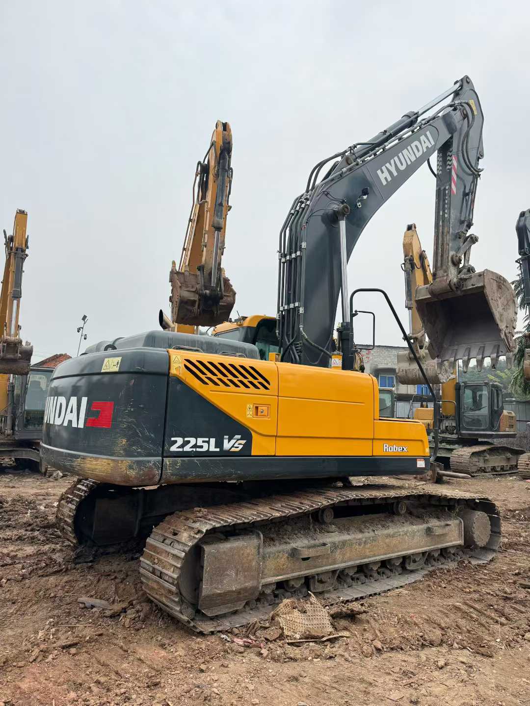 Buy Hyundai R225LVS Used Excavator / 1