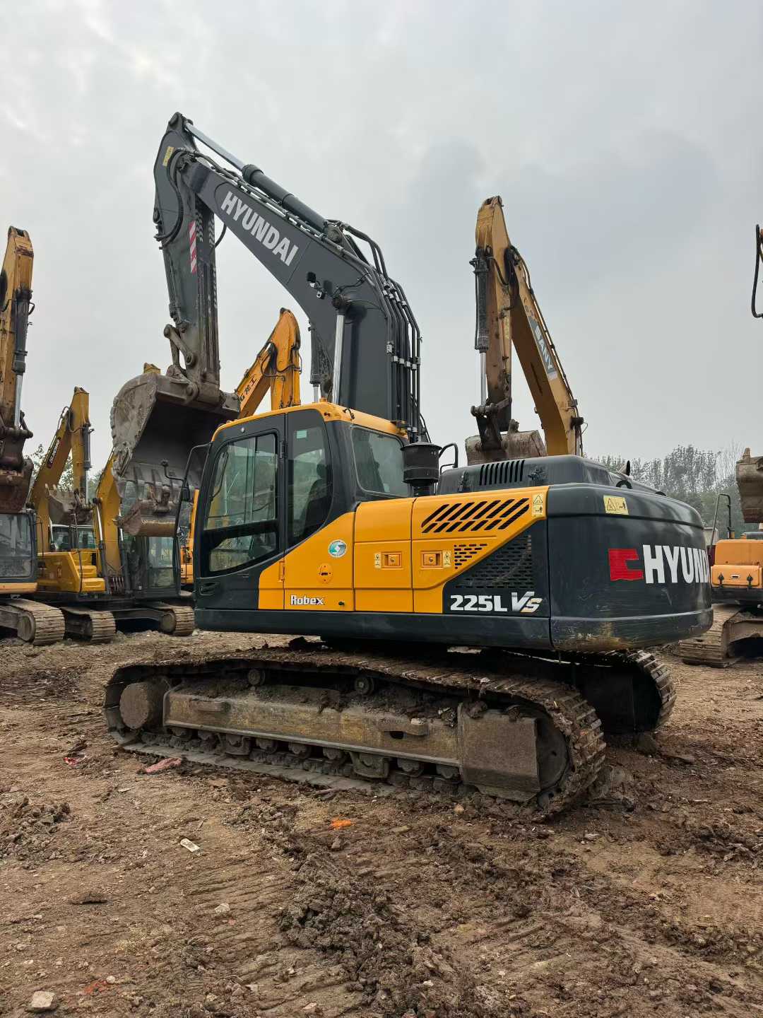 Buy Hyundai R225LVS Used Excavator / 2 Used Hyundai R225LVS Excavator 2021 Model / 2