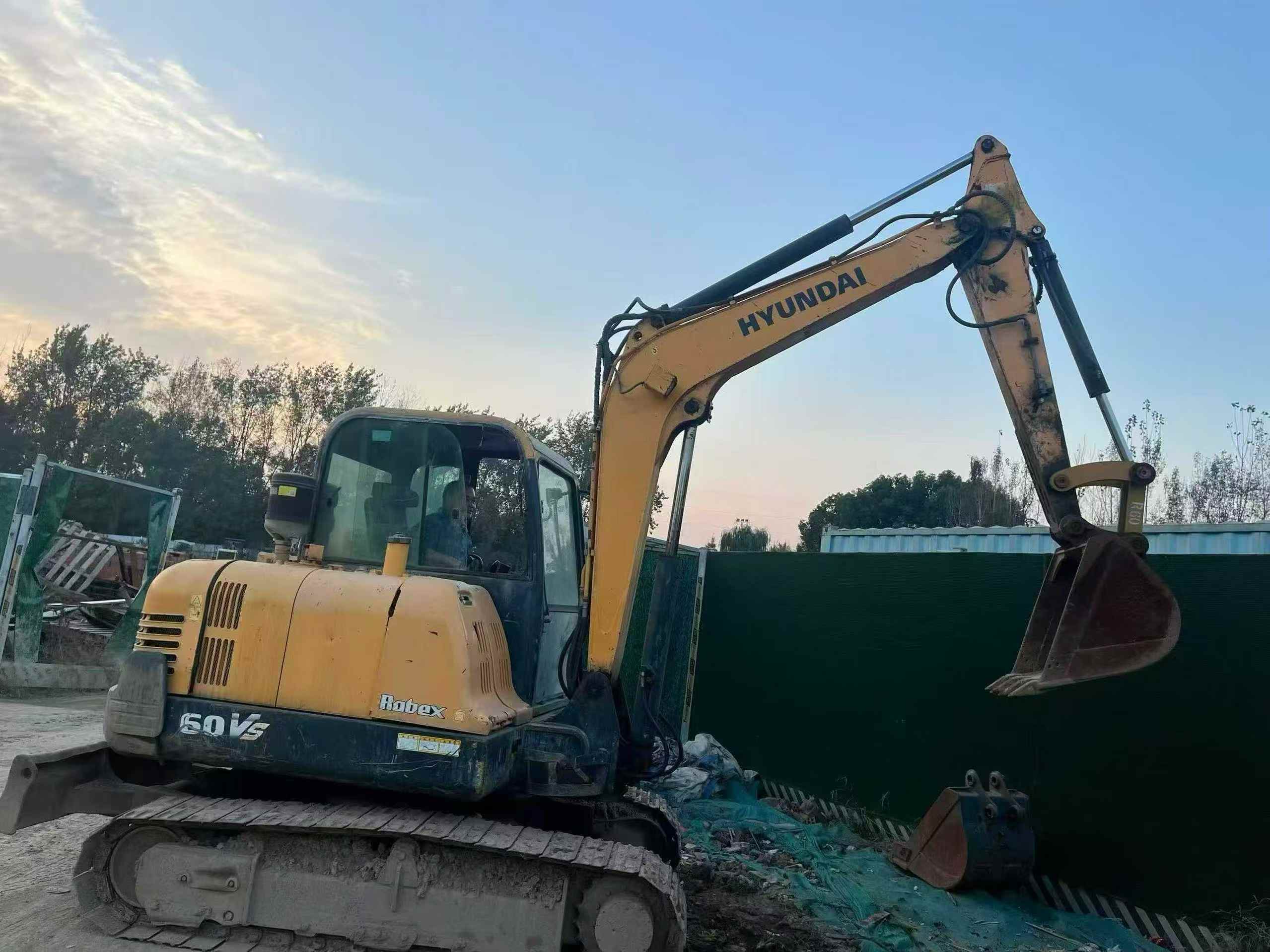 Buy Hyundai R 60VS Used Excavator / 1