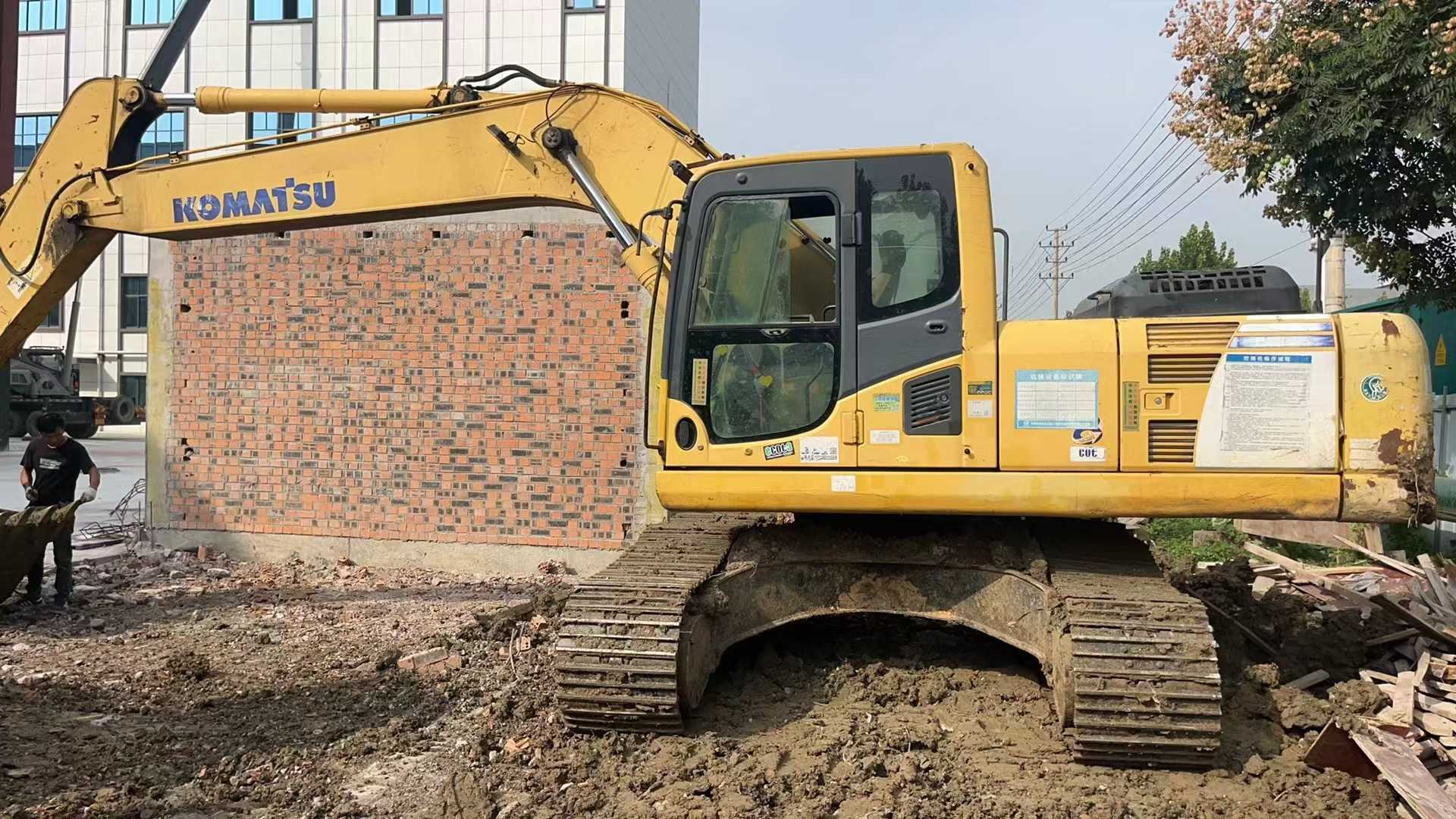 Buy Komatsu PC220-8 Used Excavator / 1