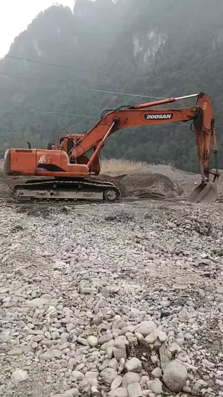 Buy Doosan DH220-7 Used Excavator / 1