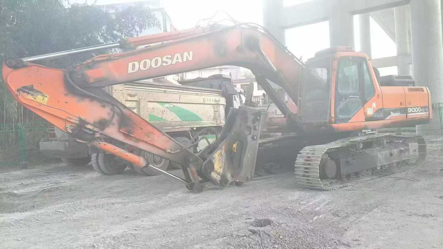 Buy Doosan DL300 Used Excavator / 1