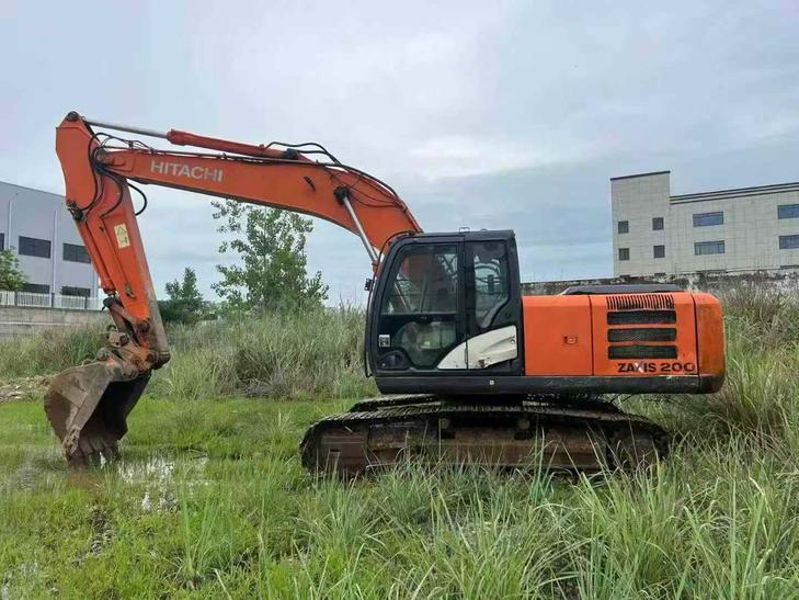 Buy Hitachi ZAXIS200 Used Excavator / 1