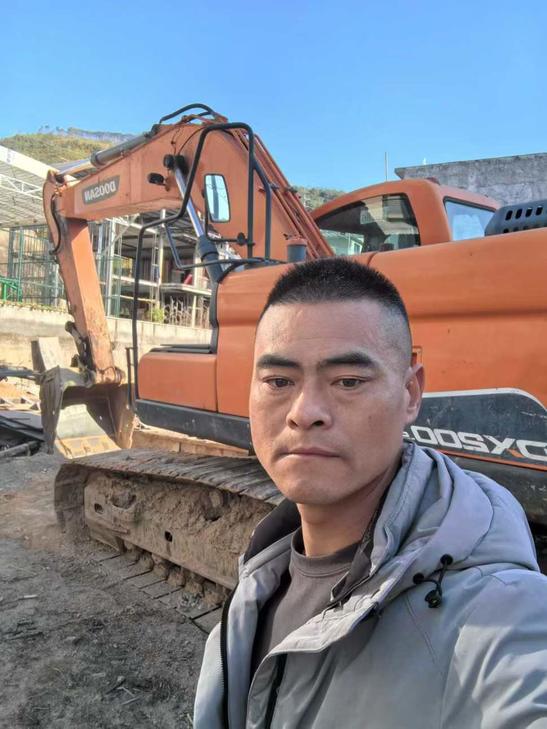 Buy Doosan DH200-3 Used Excavator / 1