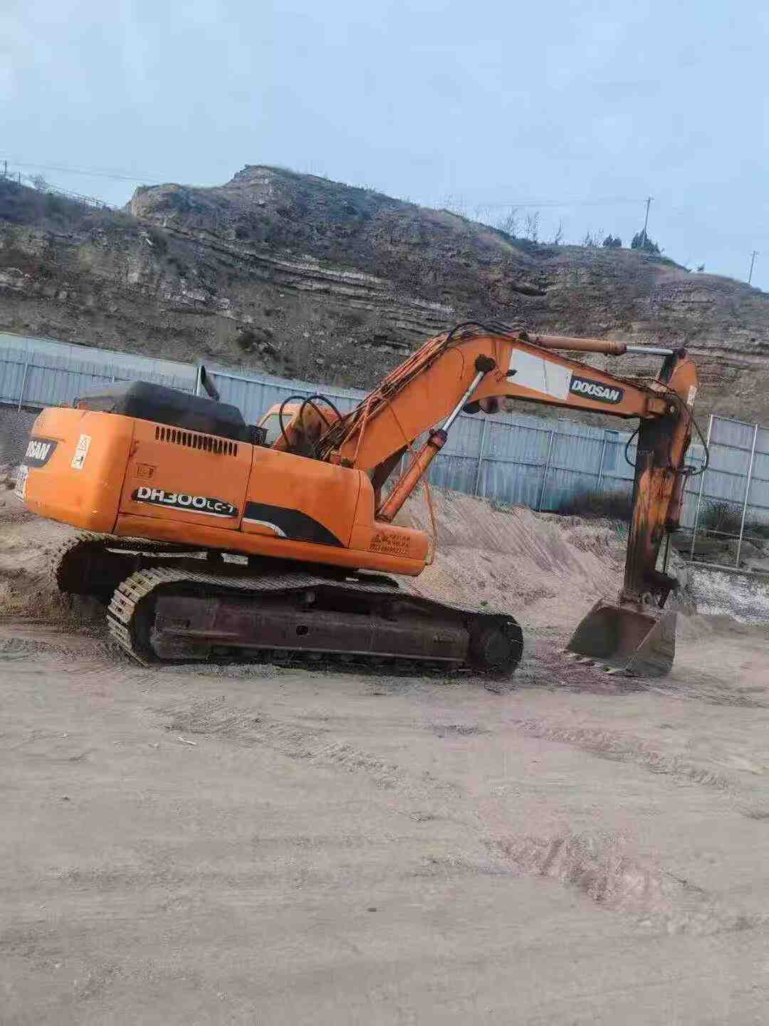 Buy Doosan DL300 Used Excavator / 1