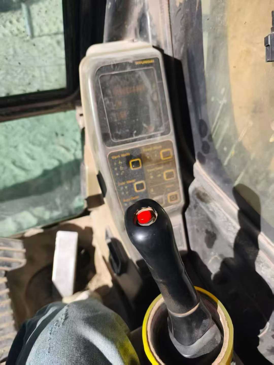 Used Hyundai R225-7 Excavator 2016 Model / 4